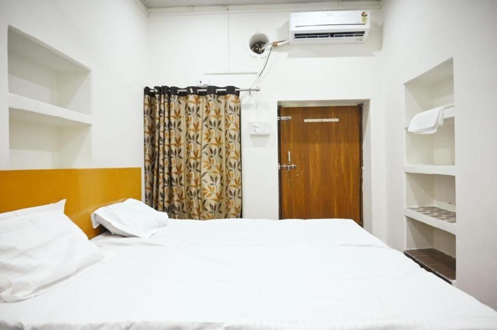 ורנאסי The Hotel Ambassador Inn מראה חיצוני תמונה